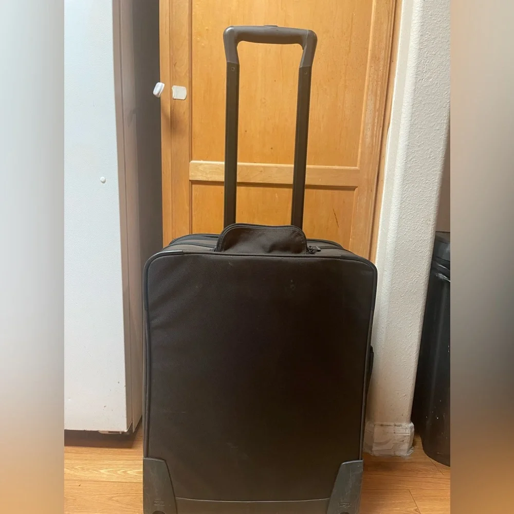 Tumi G4 22904B4 wheeled travel luggage